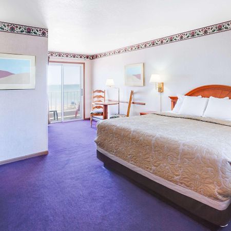 Super 8 By Wyndham Mackinaw City/Beachfront Area Екстериор снимка