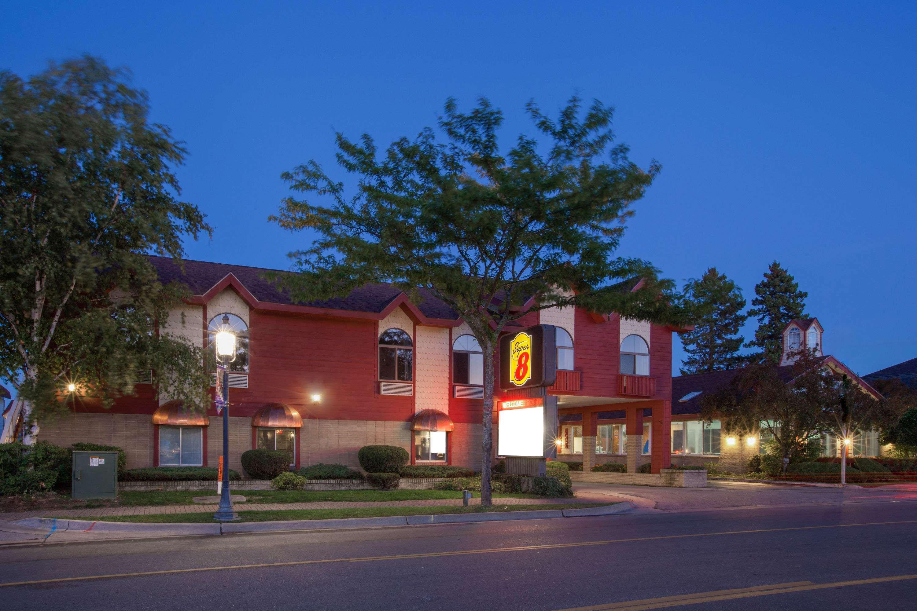 Super 8 By Wyndham Mackinaw City/Beachfront Area Екстериор снимка